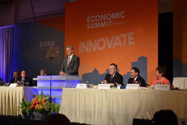 M. トルーマン ハントのスピーチの様子