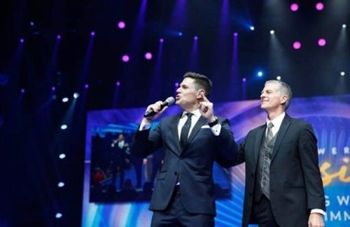 ニュースキンエンタープライズのファウンダーと、 スピーチをする  最高経営責任者のリッチ N. ウッド、 社長のライアン ナピアスキー