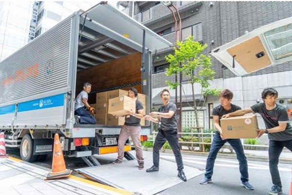 トラックへの積み込み作業