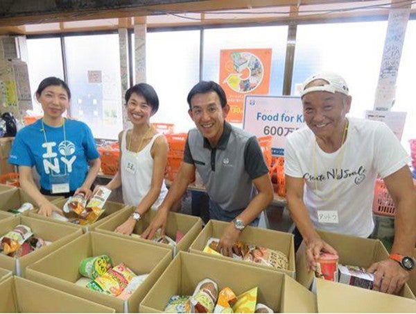 ひとり親世帯へ送る食品の箱詰め作業の様子