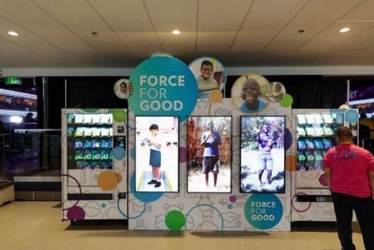 3会場に設置された「Force for Good（フォースフォー グッド）ベンディング マシン」。