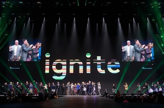 約1万2,500人の参加者で2階席まで埋め尽くされ、盛況となりました。